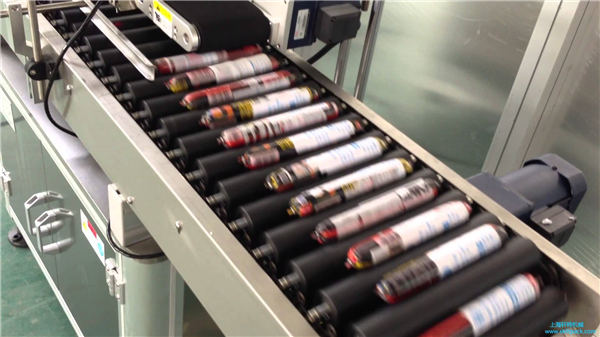 Аутоматска машина за етикетирање кобасица са улагачем