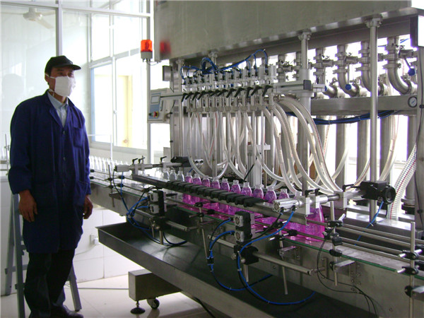 Машина за пуњење течних боца